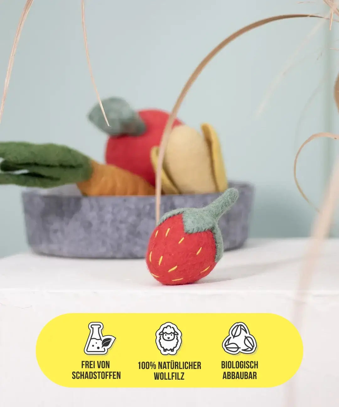 BUDDY. Giocattolo per cani in feltro di lana "Fragola" 